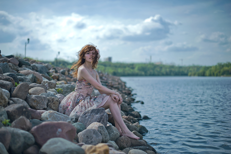 Аня позирует на берегу озера
